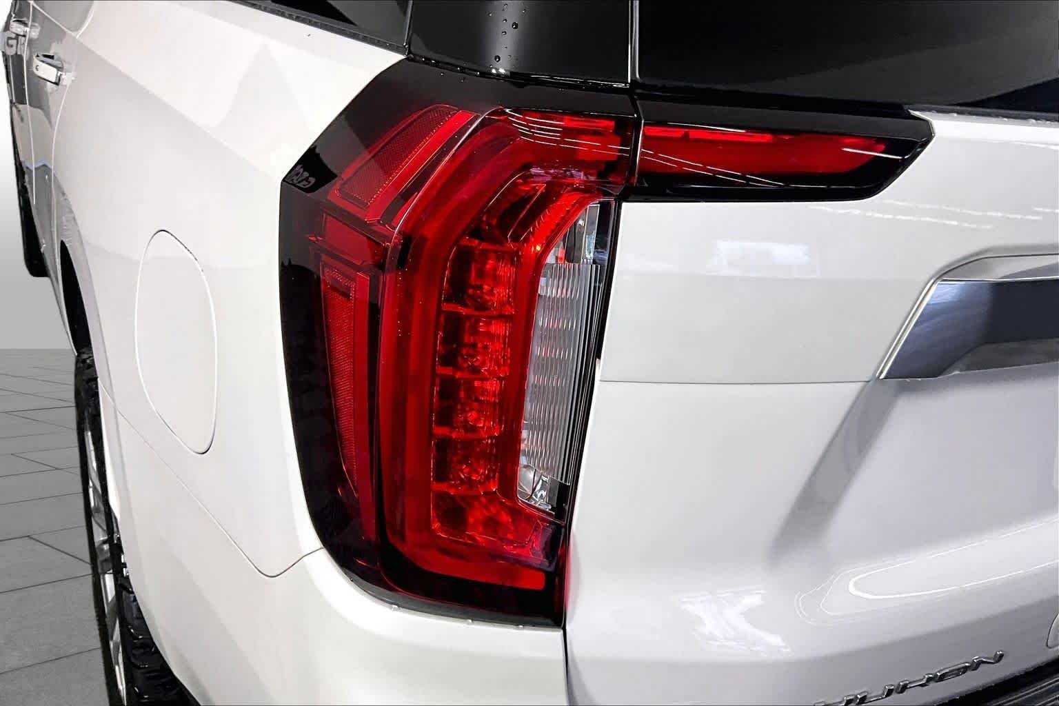 Used 2021 White Frost Tricoat GMC Denali image 28