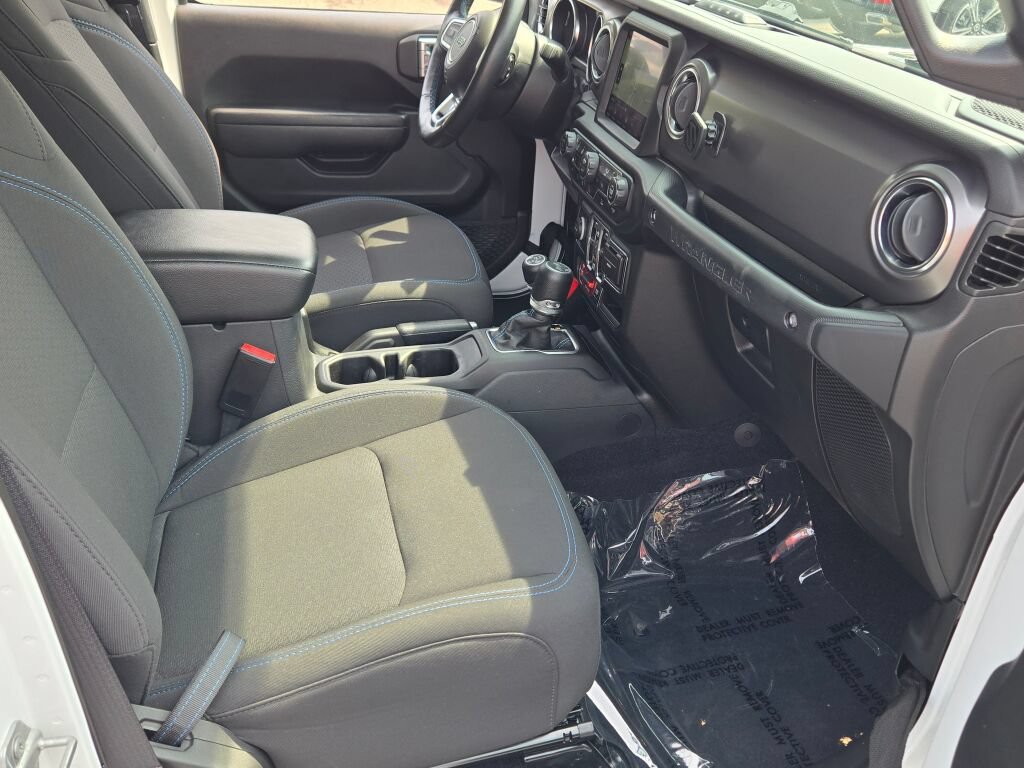 Used 2022 White Jeep Unlimited Rubicon 4xe image 9