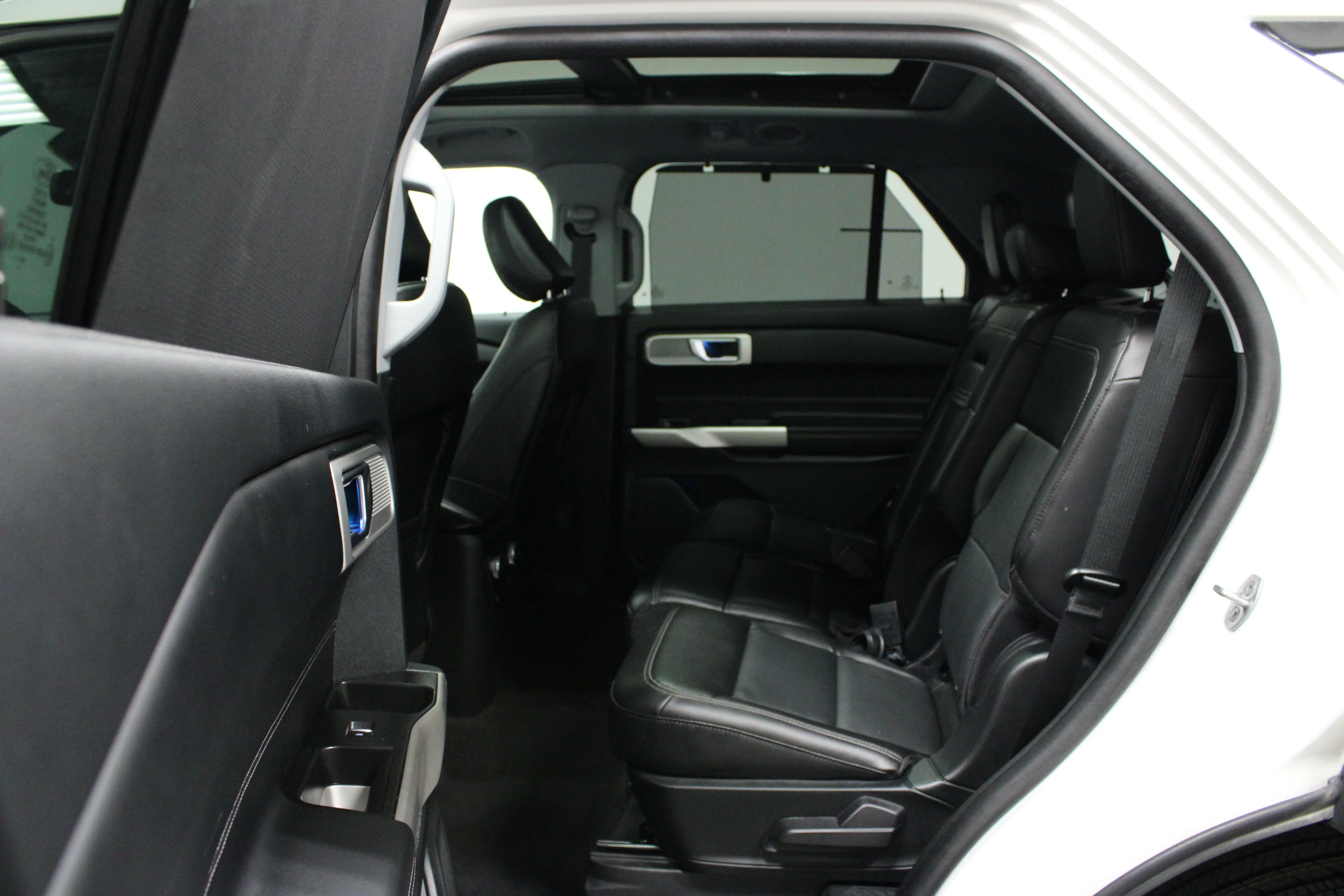 Used 2022 White Metallic Ford Limited image 13