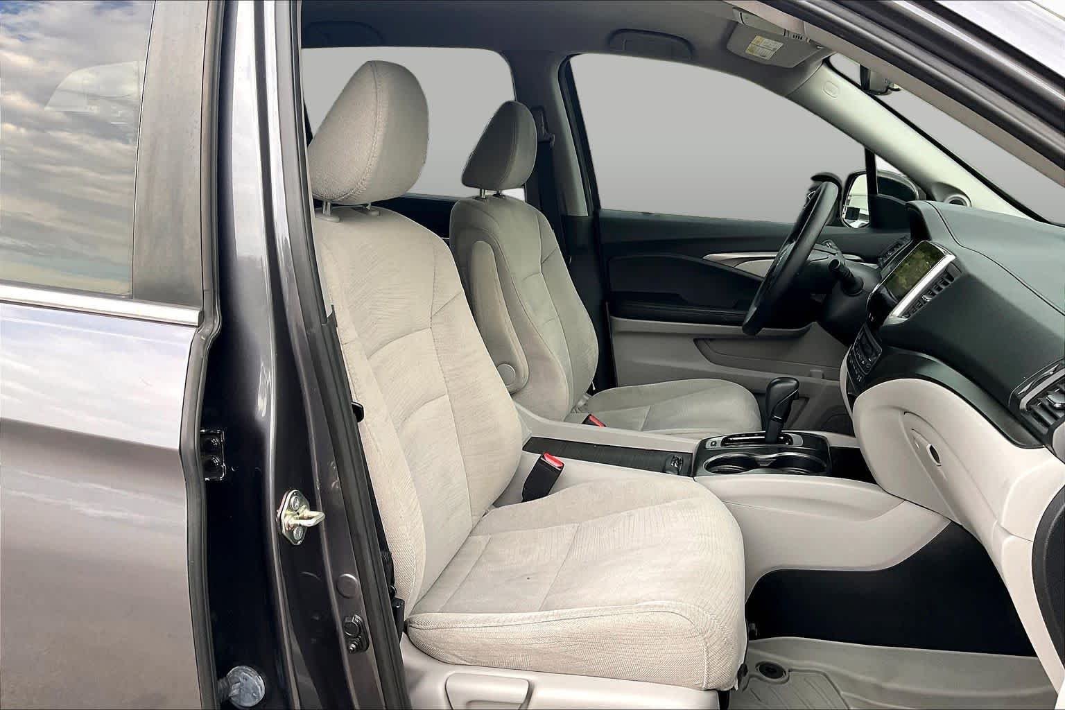 Used 2017  Honda EX image 9
