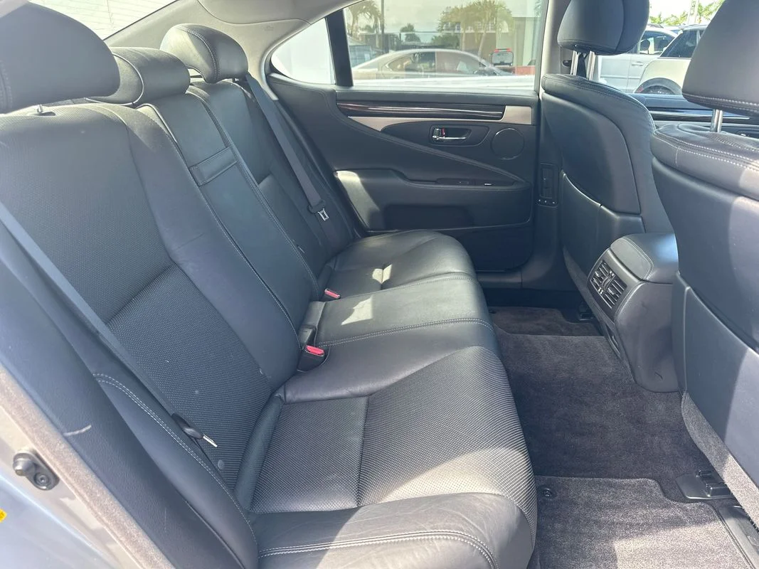Used 2014  Lexus  image 28
