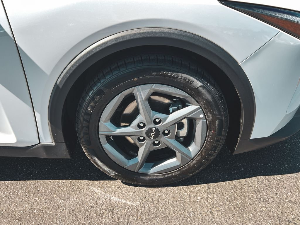 Used 2025 White Kia LXS image 11