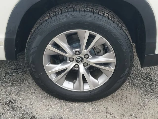Used 2016 Blizzard Pearl Toyota LE Plus image 32