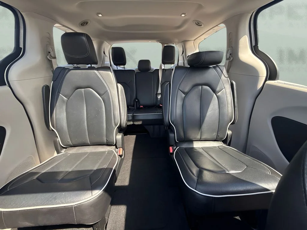Used 2023 Silver Chrysler Limited image 7