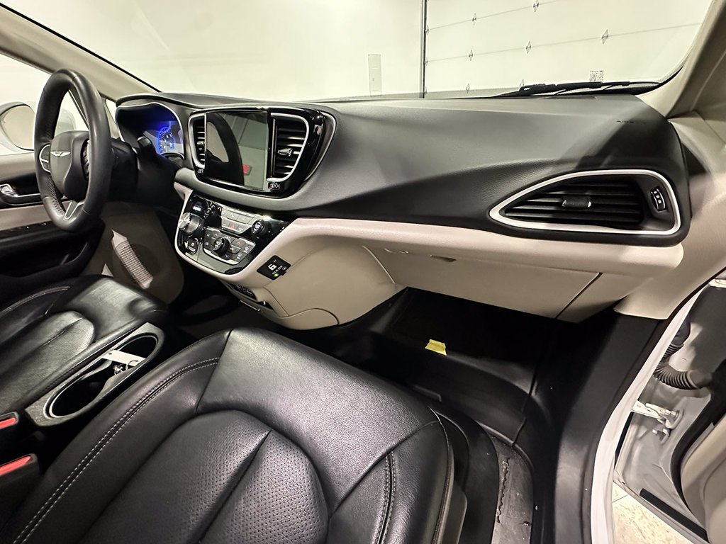 Used 2022 White Chrysler Wheelchair Accessible-Touring L image 26