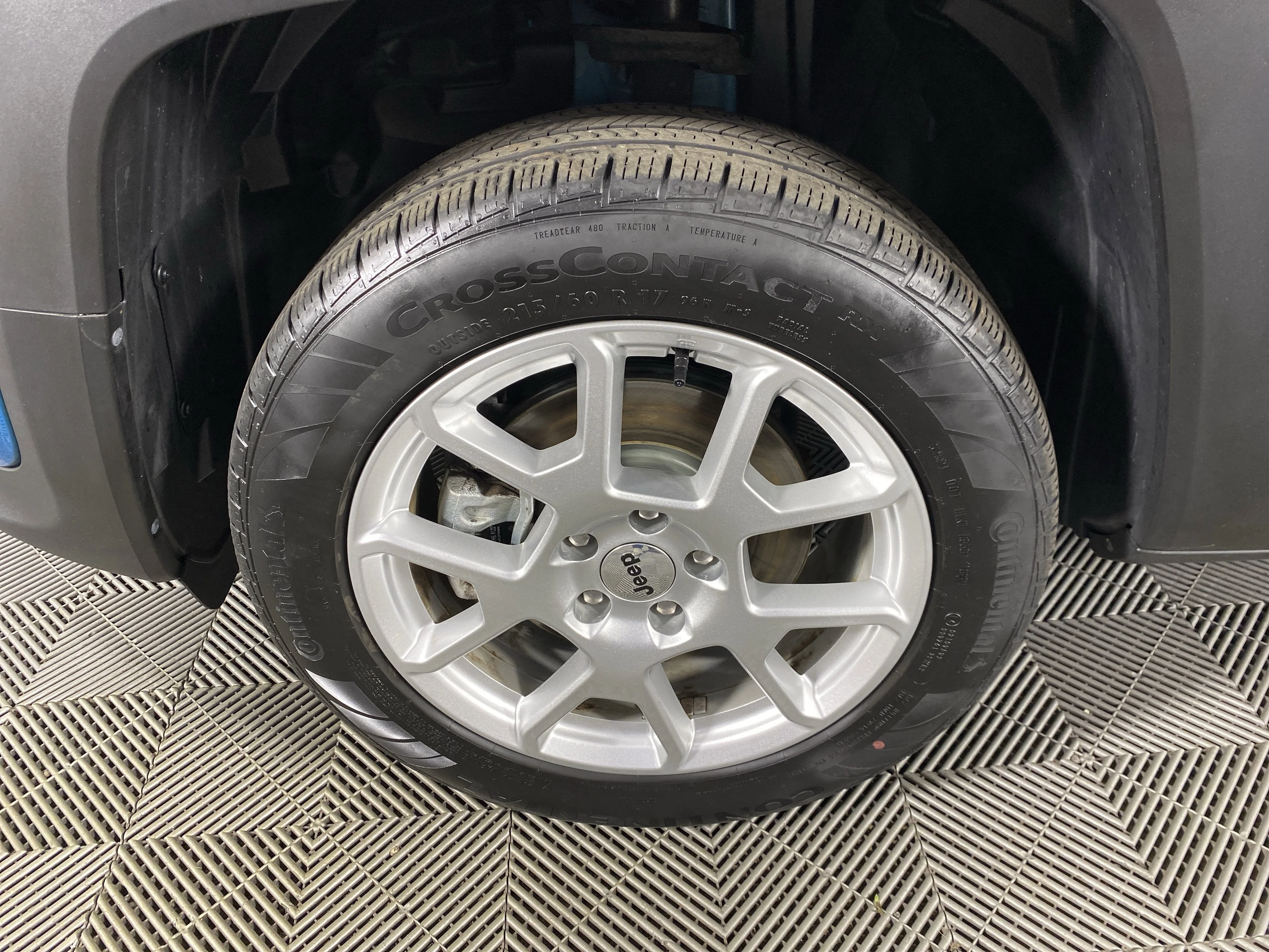 Used 2022 Bikini Metallic Clearcoat Jeep Latitude image 13
