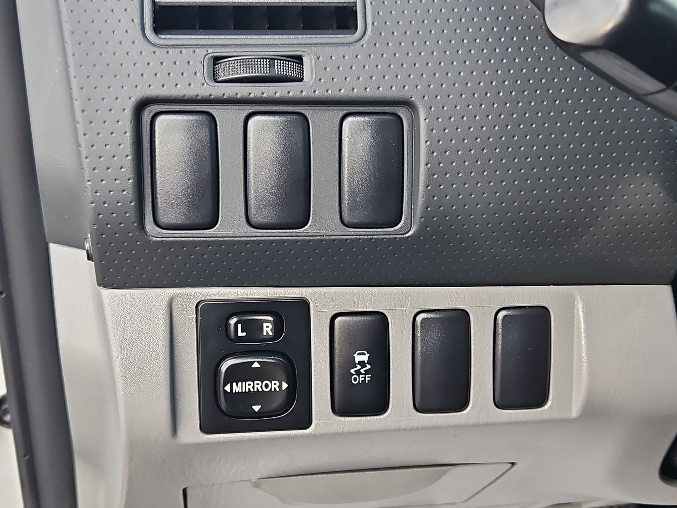 Used 2015 White Toyota BASE image 21