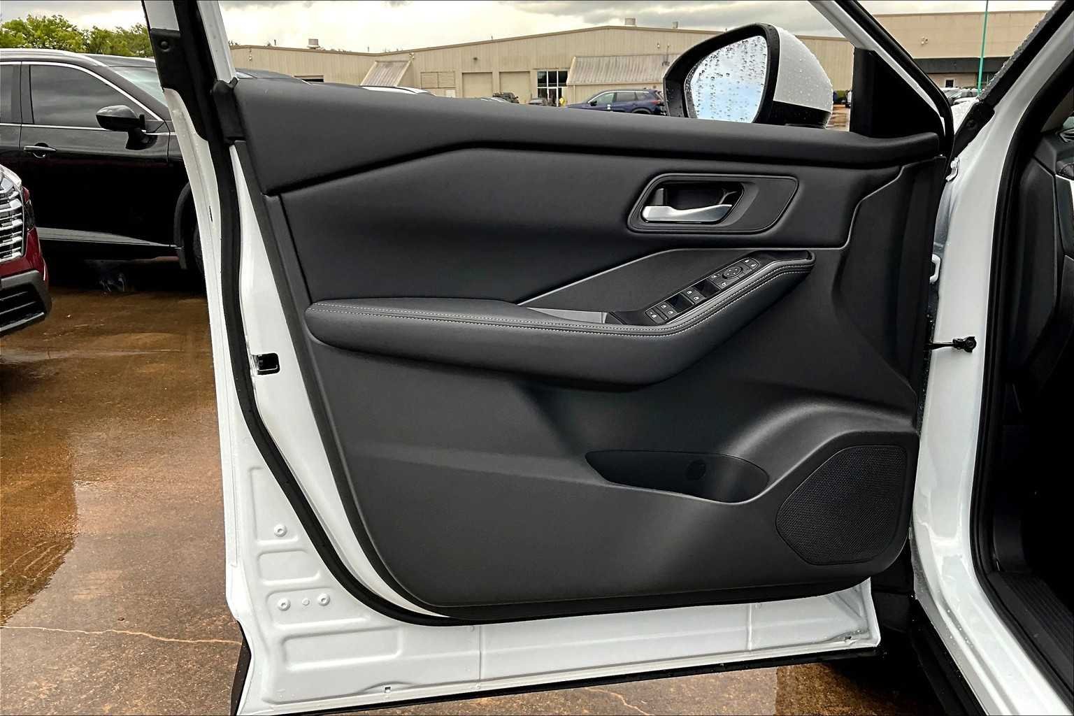 Used 2025 Everest White Pearl Nissan SV image 16