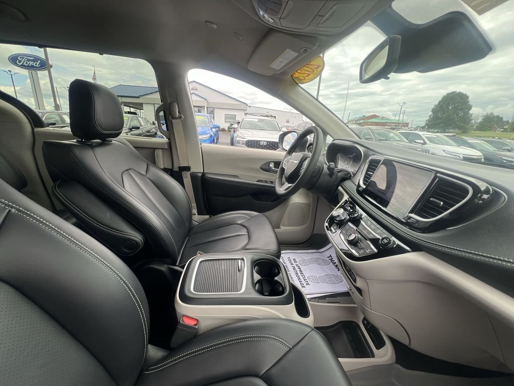 Used 2023 Silver Chrysler Touring L image 15