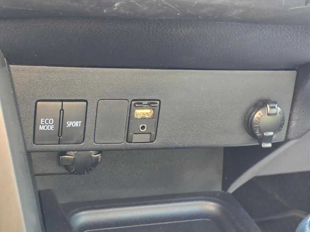 Used 2018 Silver Toyota LE image 18