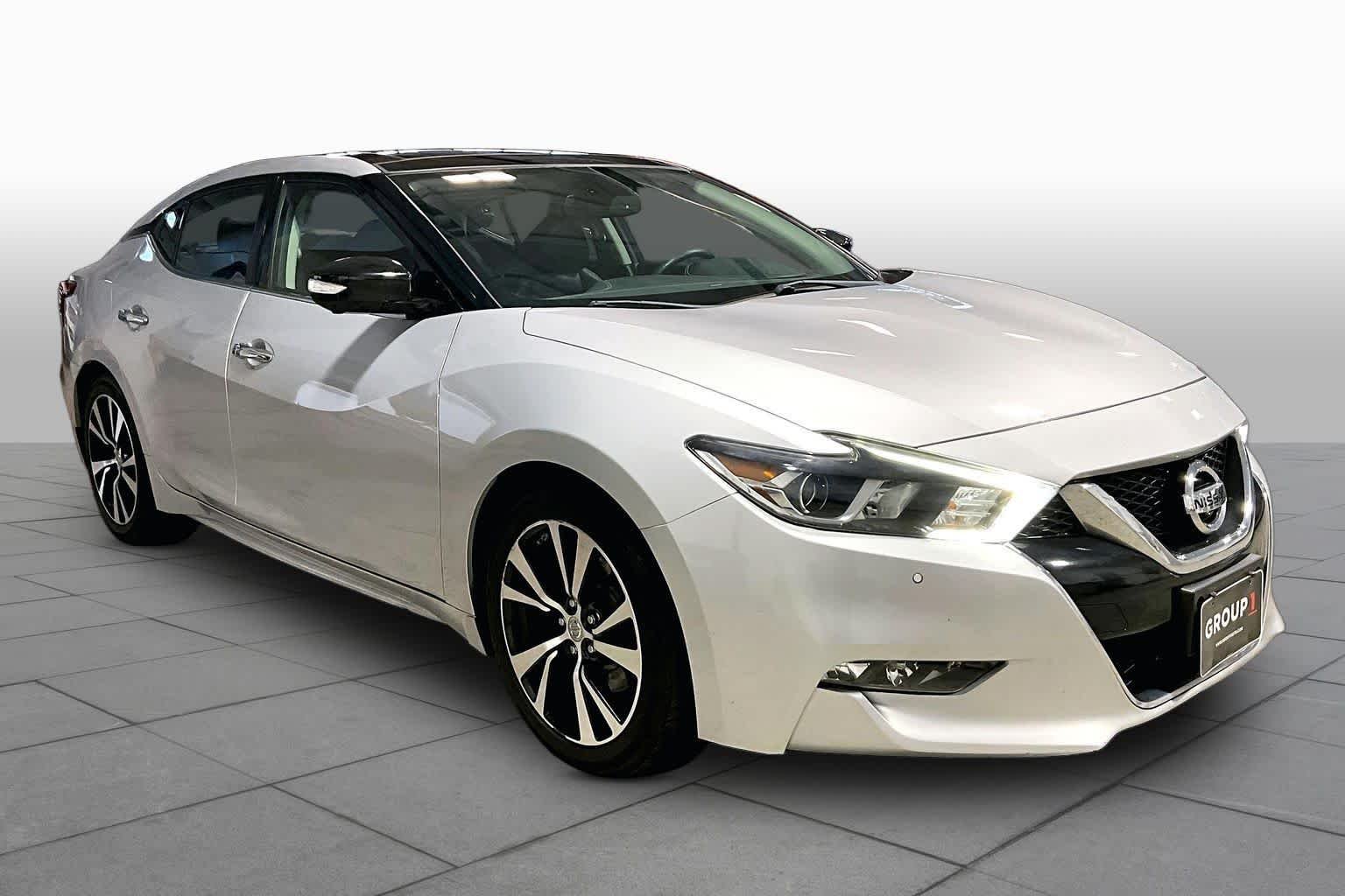 Used 2018 Brilliant Silver Nissan Platinum image 3