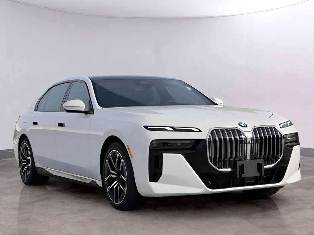 Used 2025 White BMW 740i xDrive image 3