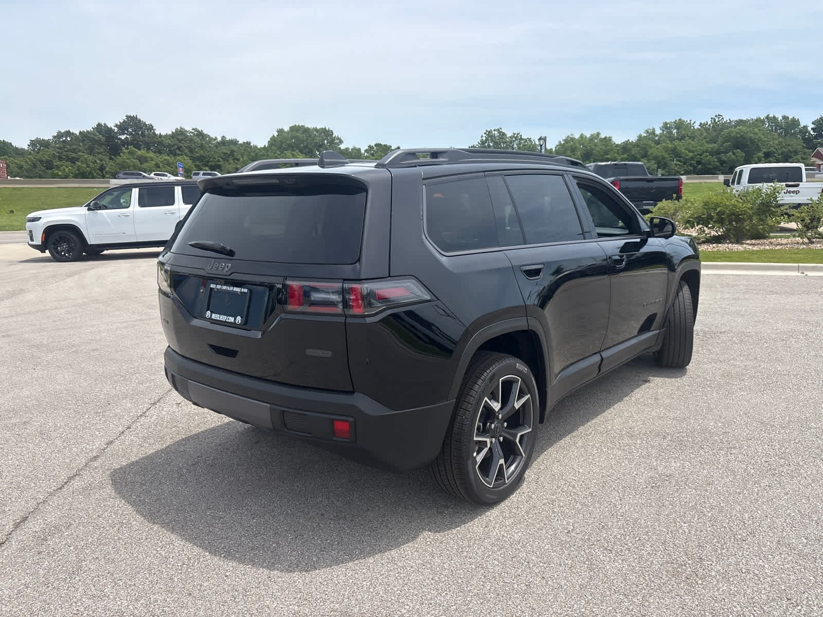 New 2026 Diamond Black Crystal Pearl-Coat Exterior Paint Jeep Overland image 9