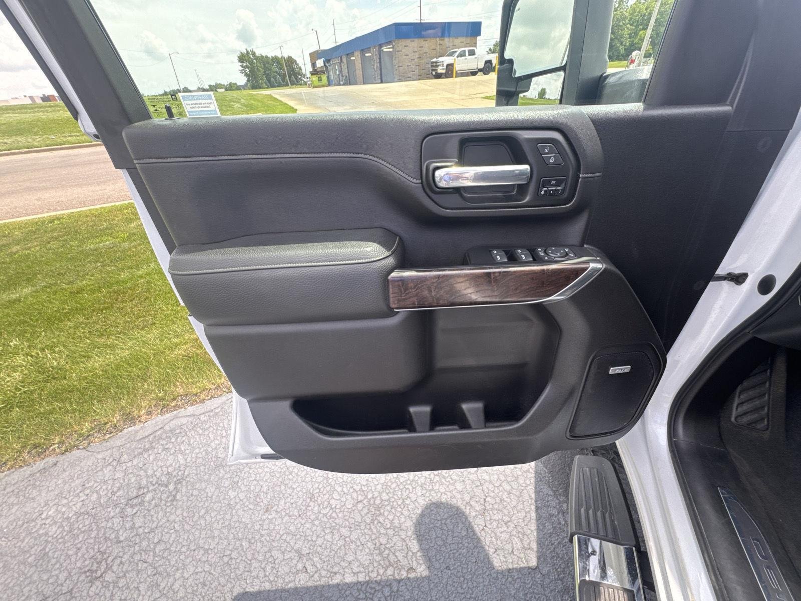 Used 2023 White Frost Tricoat GMC Denali image 8