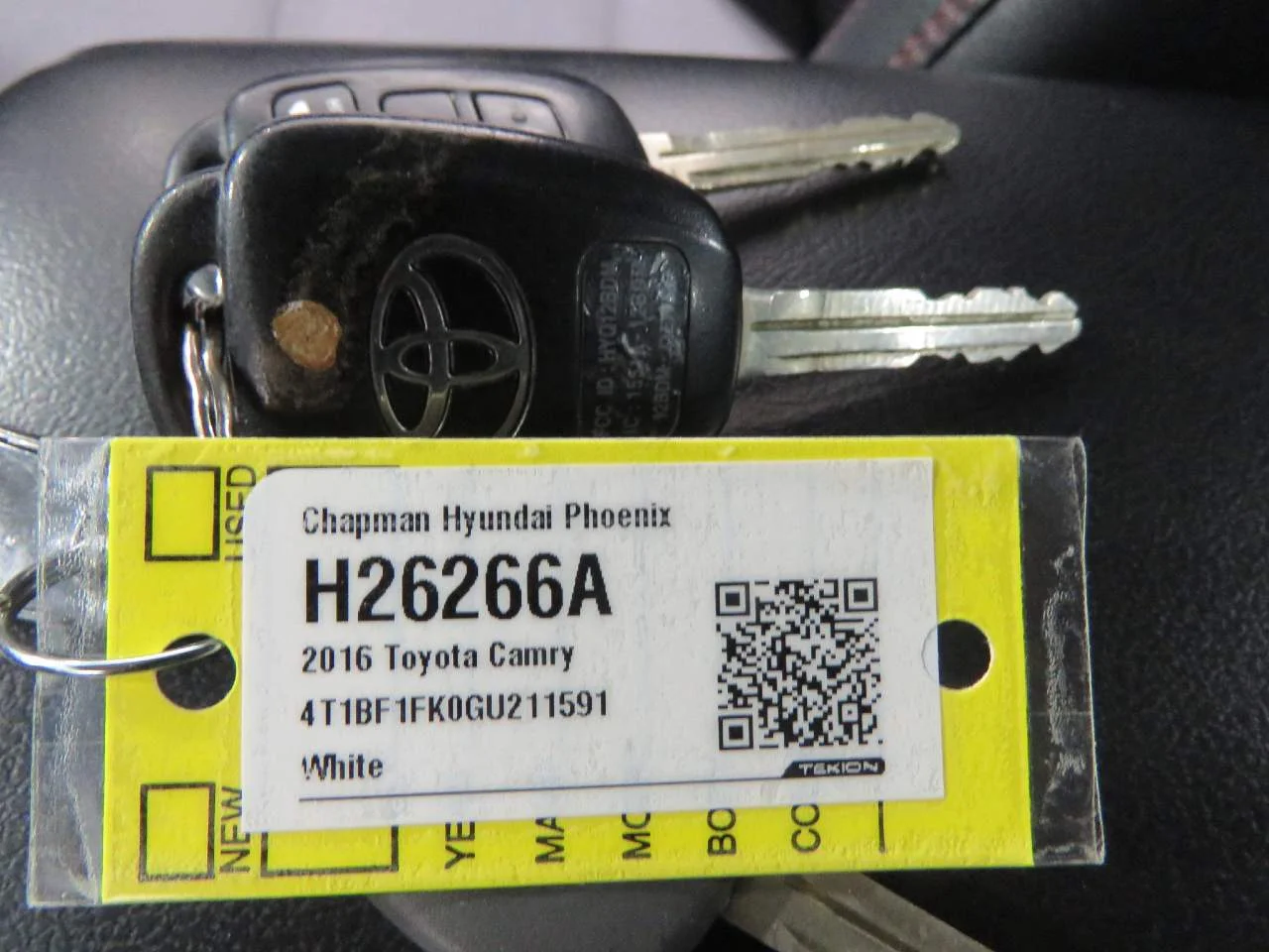 Used 2016 Super White Toyota XLE image 12
