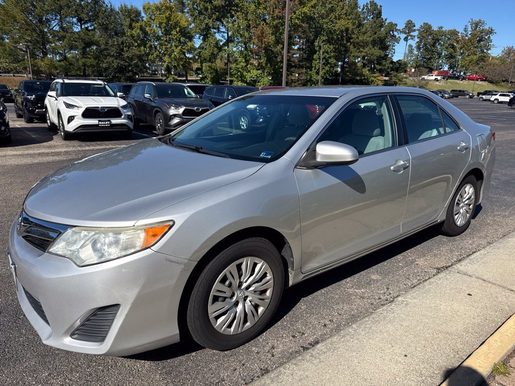 Used 2014 Silver Toyota LE image 4