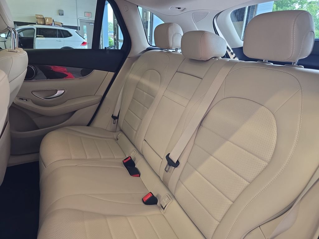 Used 2021  Mercedes-Benz GLC 300 image 15