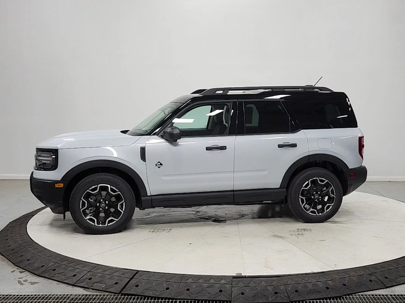 New 2026 Space White Metallic Ford Outer Banks® image 4