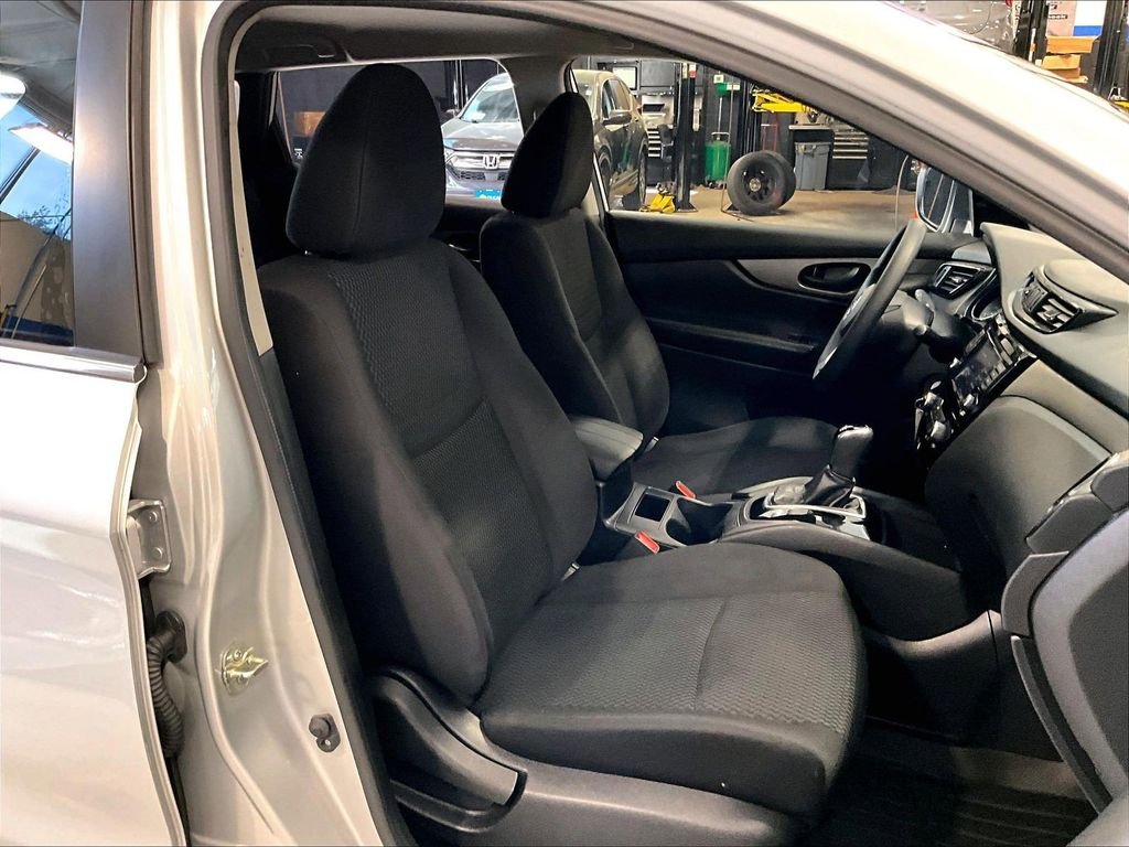 Used 2019 Silver Nissan S image 11