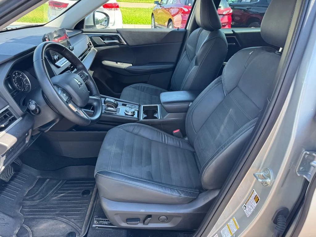 Used 2022 Silver Mitsubishi  image 7