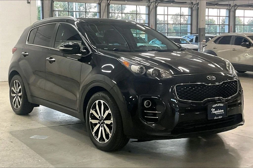 Used 2017 Red Kia EX image 34