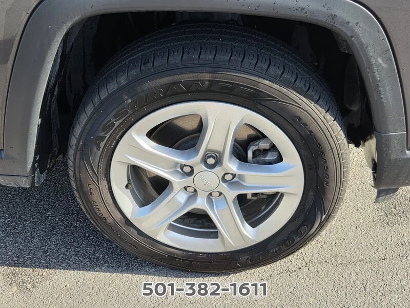 Used 2024 Baltic Gray Metallic Clearcoat JEEP LATITUDE 4X4 image 18