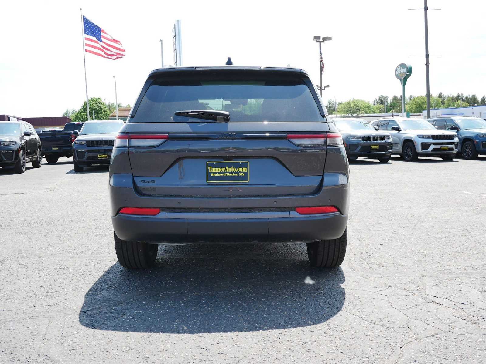 New 2026 Baltic Gray Metallic Clear-Coat Exterior Paint Jeep Limited image 6