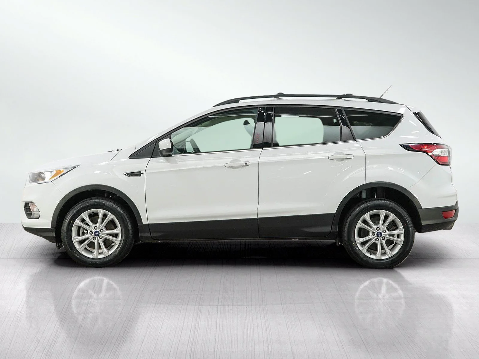 Used 2018 Ford Escape SE with VIN 1FMCU9GD6JUD07824 for sale in Burnsville, Minnesota