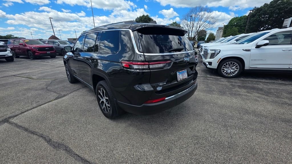 Used 2023  Jeep Limited image 6