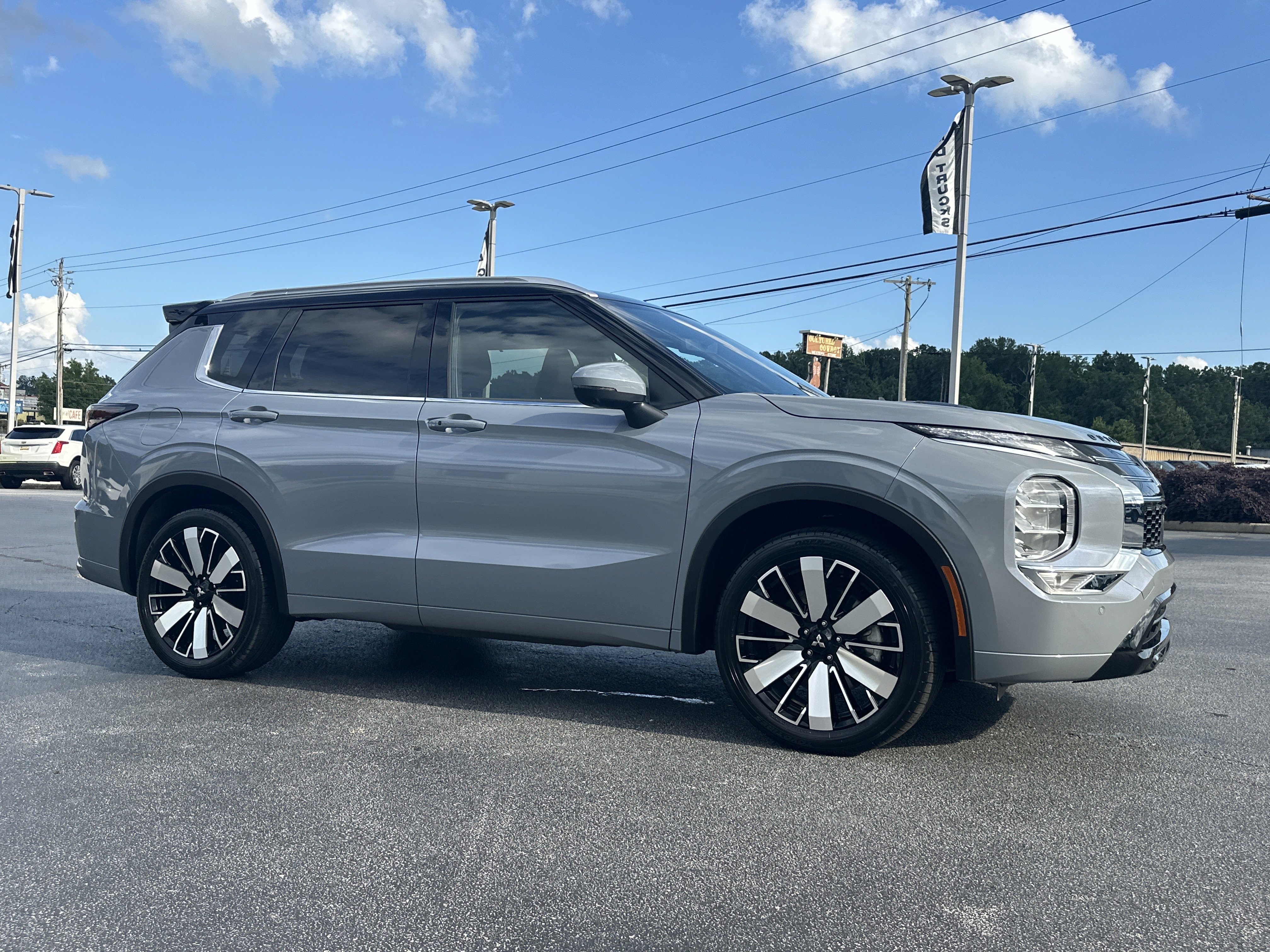 Used 2025  Mitsubishi SEL image 2