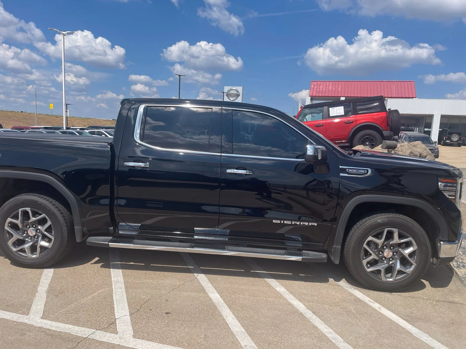 Used 2023 ONYX BLACK GMC SLT image 27