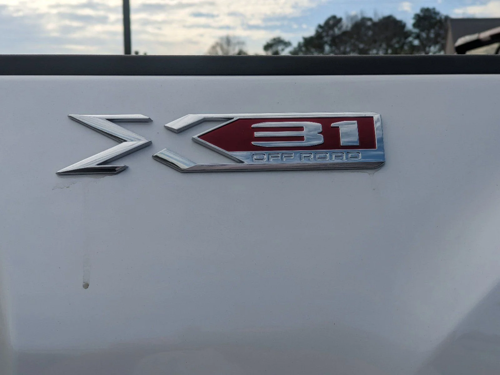 New 2025 White Frost Tricoat GMC SLT image 19