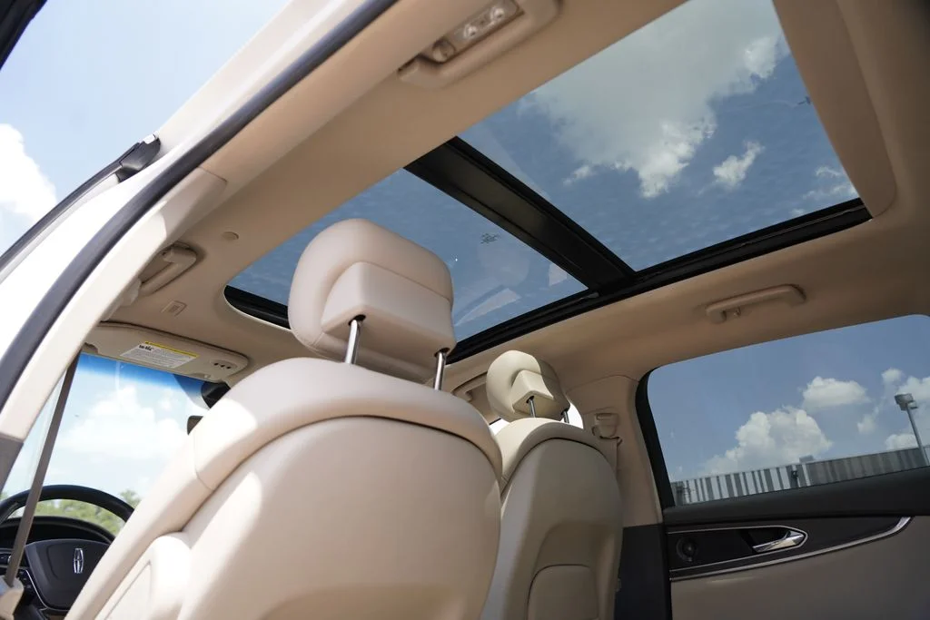 Used 2020 White Lincoln Reserve image 26