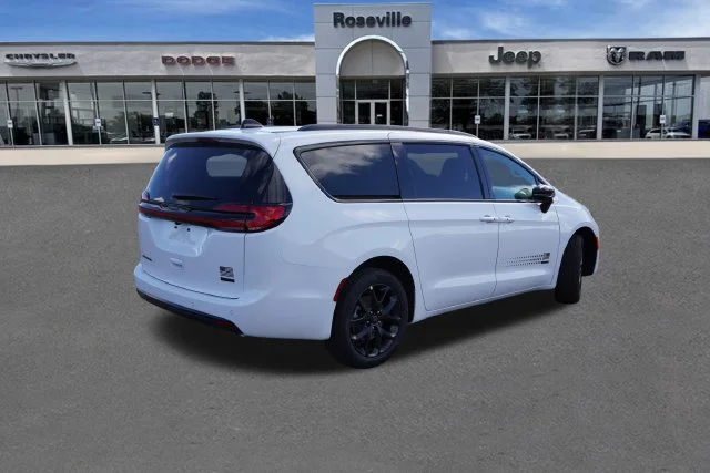 New 2027 Bright White Clear-Coat Paint Chrysler Select image 3
