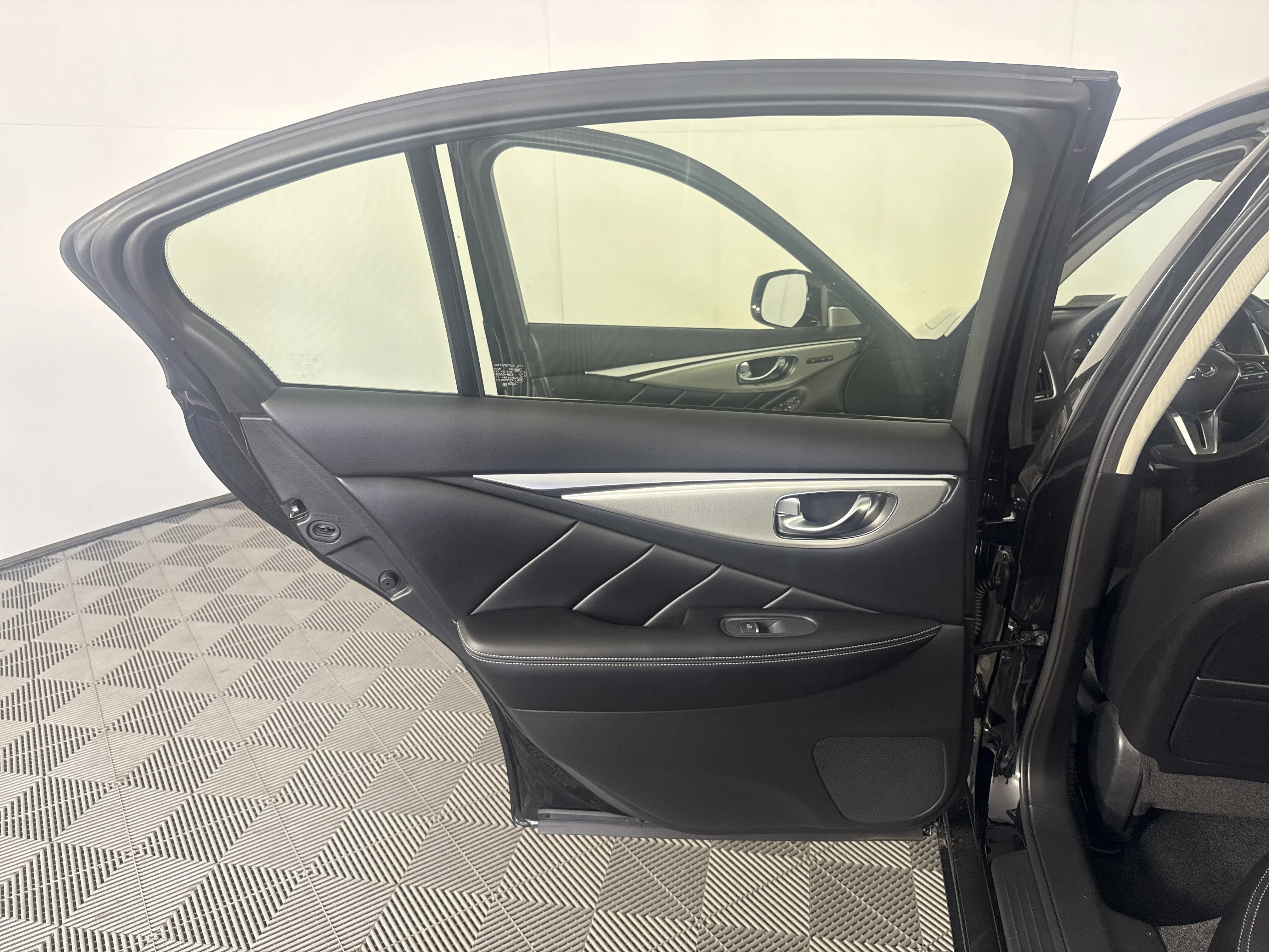Used 2023 Midnight Black INFINITI LUXE image 19