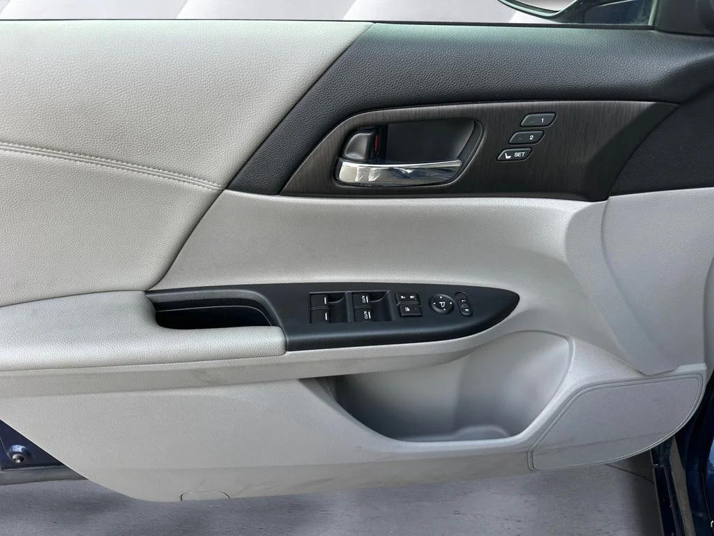 Used 2015 Blue Honda EX-L image 12