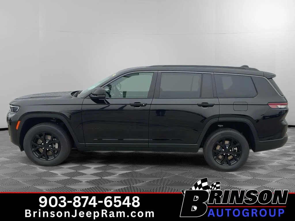 New 2026 Diamond Black Crystal Pearl-Coat Exterior Paint Jeep Laredo Altitude image 3