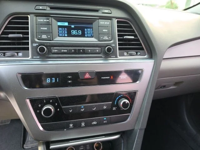 Used 2015 Silver Hyundai SE image 16