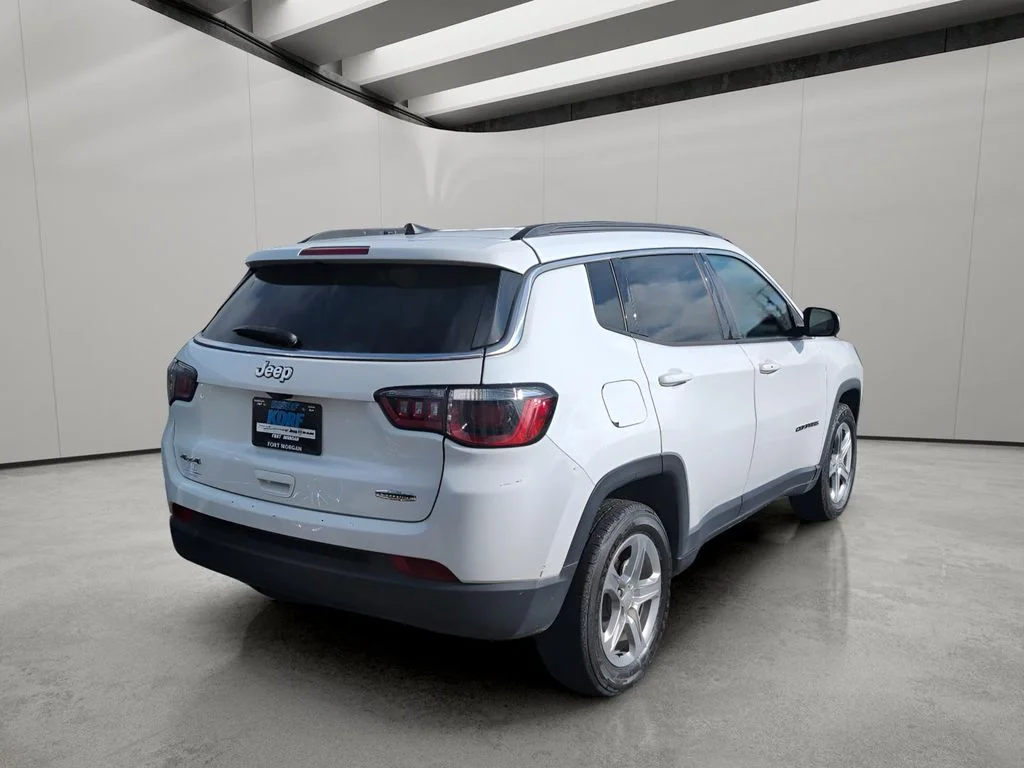 Used 2024 Bright White Clearcoat Jeep Latitude image 4