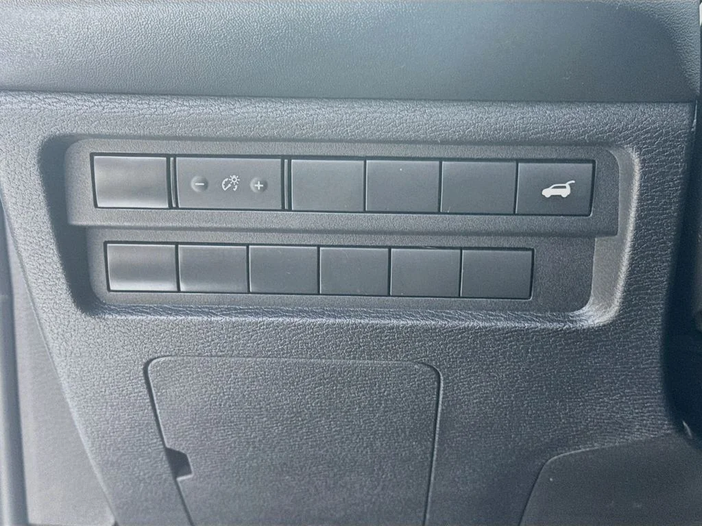 Used 2022  Mitsubishi  image 11