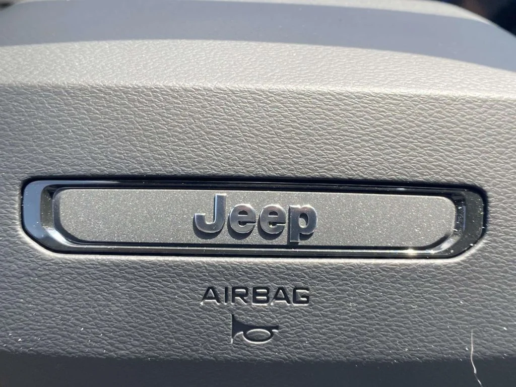 New 2026 Sting-Gray Clear-Coat Exterior Paint Jeep Limited image 23