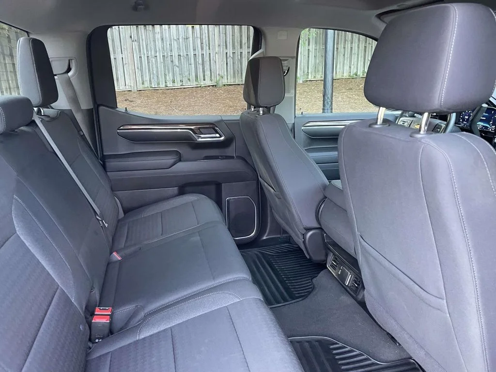 Used 2023 BLACK Chevrolet LT image 11