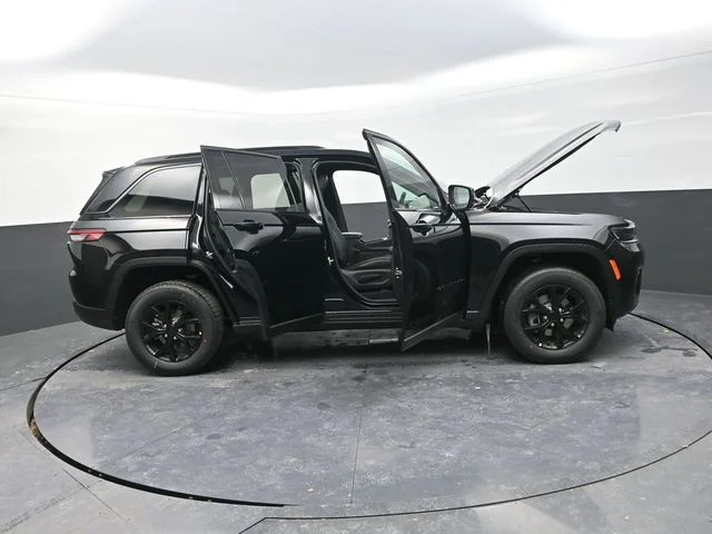 New 2026 Diamond Black Crystal Pearl-Coat Exterior Paint Jeep Altitude image 37