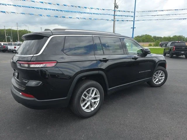 Used 2023 Diamond Black Jeep Laredo image 5