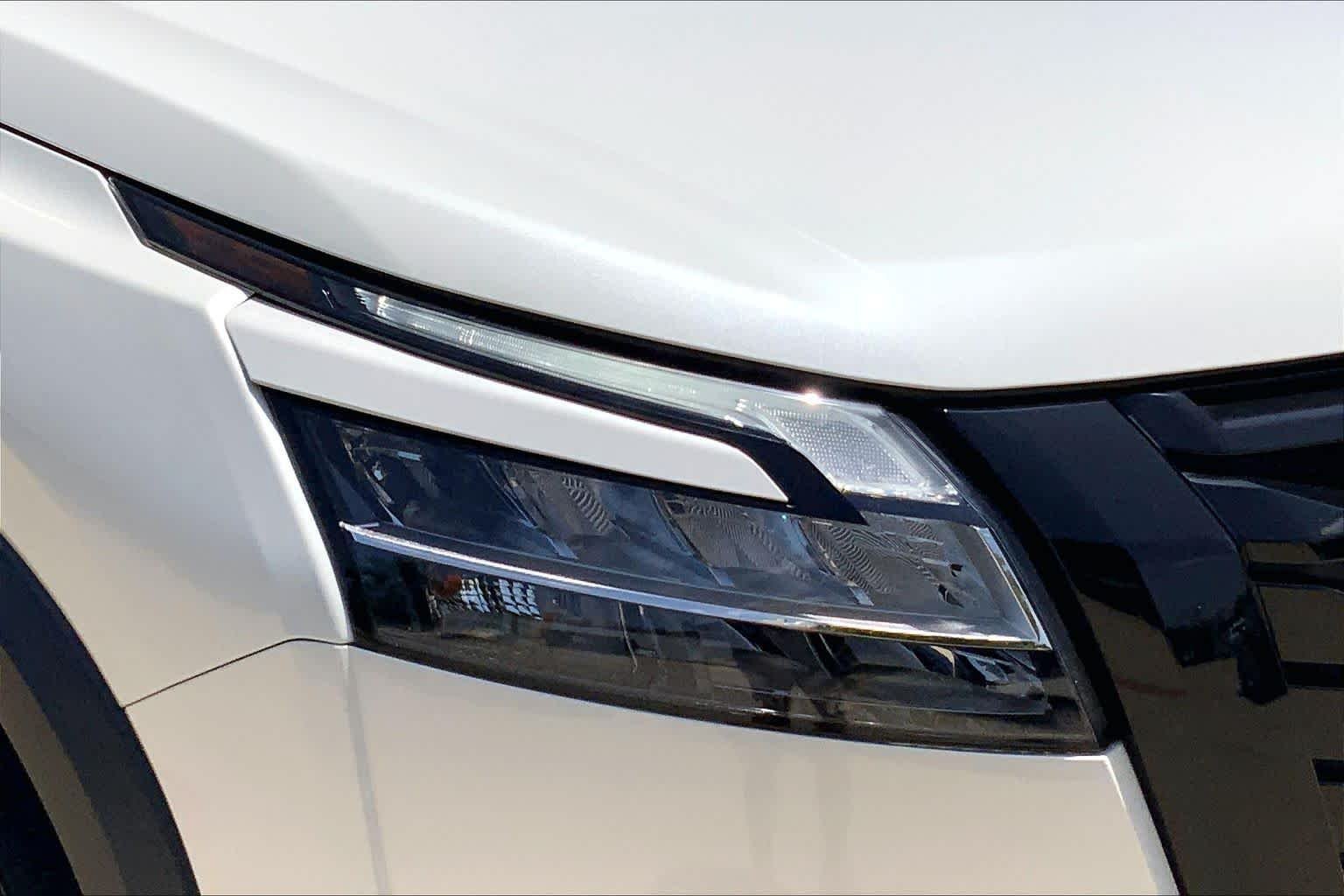 Used 2024 Pearl White Tricoat/Super Black Nissan Platinum image 27