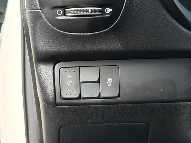 Used 2019 Clear White Kia Base image 27