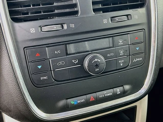 2013 Chrysler Town & Country Touring - Photo 18