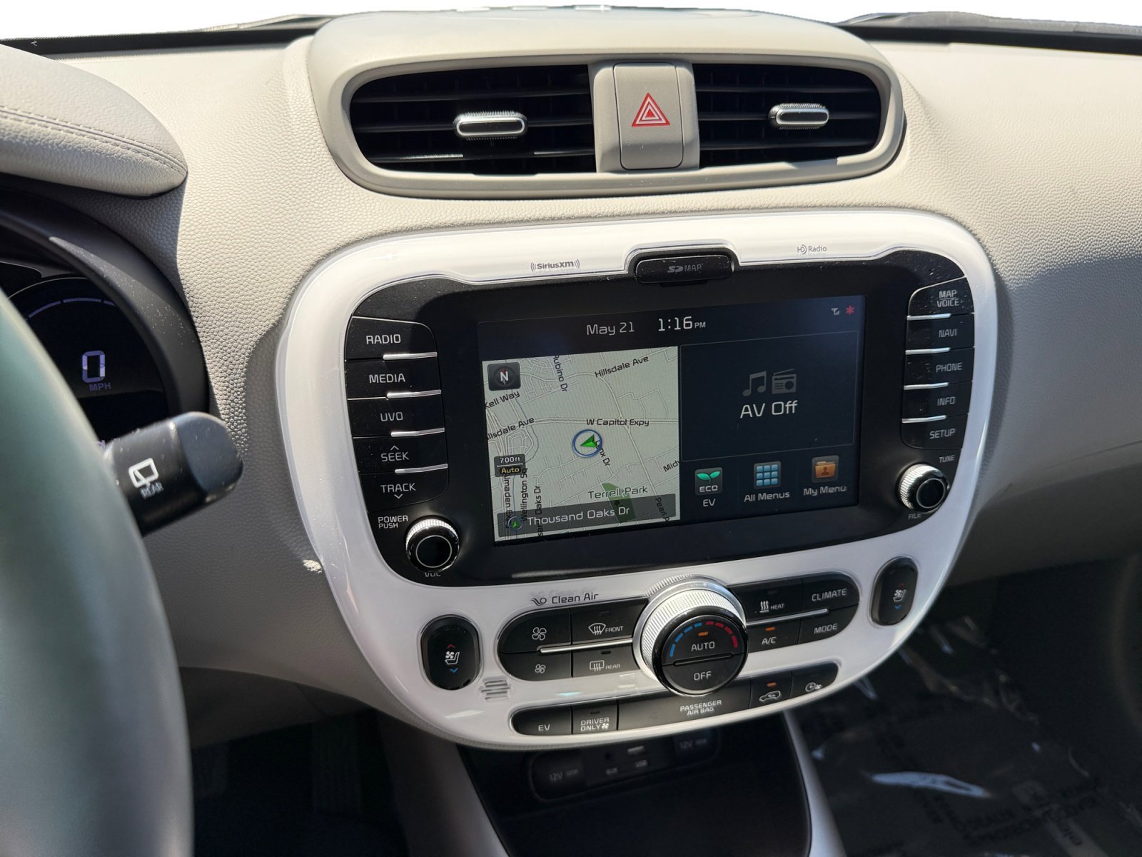 Used 2017 Clear White Kia Plus image 12