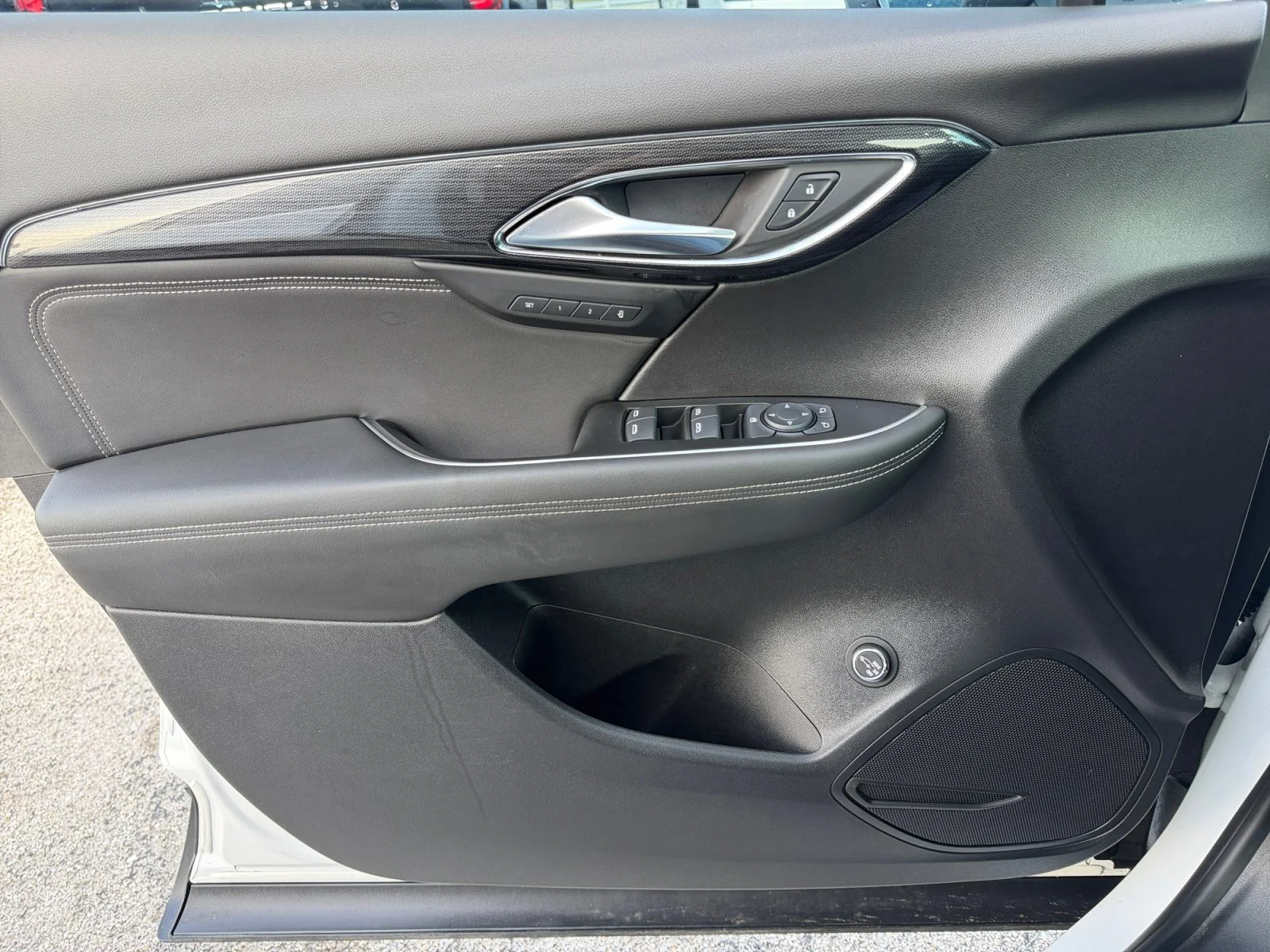 Used 2023 Summit White Buick Essence image 23