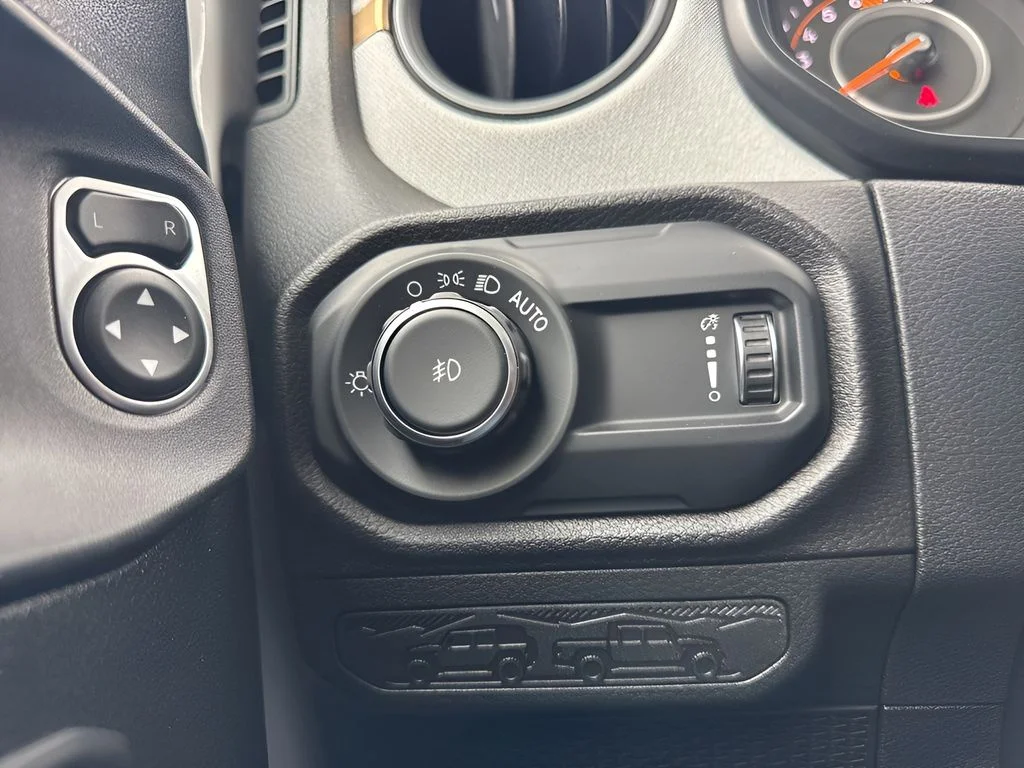 Used 2025 White Jeep Sport S image 22